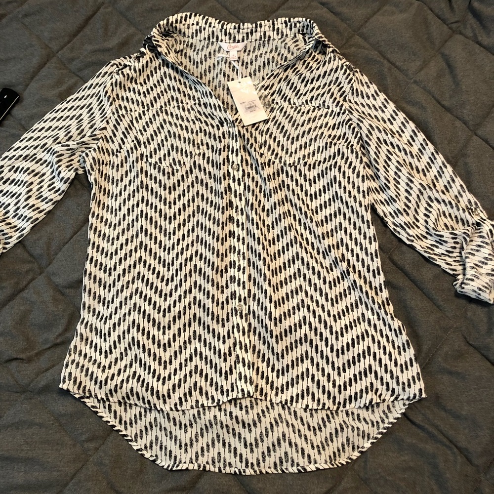 Candie’s cut out shoulder top - NWT